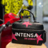 Bolso elegante, pequeño y de mano de color negro combinado con estampados con estrellas y la palabra intensa, un bolso para cualquier momento pero caracter rebelde