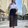 falda de encaje midi de color negro haciendo semitransparencias, con un forro interior mas corto y abertura en el lado izquierdo