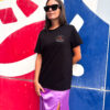 Camiseta negra Vigo Paradise con bordado frontal de sol y olas en el pecho, diseño minimalista inspirado en las playas de Vigo y Galicia