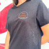 Camiseta negra Vigo Paradise con bordado frontal de sol y olas en el pecho, diseño minimalista inspirado en las playas de Vigo.