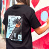 camiseta de algodón de color negro y manga corta, con diseño trasero siendo gallego y vigas con lugares propios de viva vigo y bordado delantero de vigo paradise