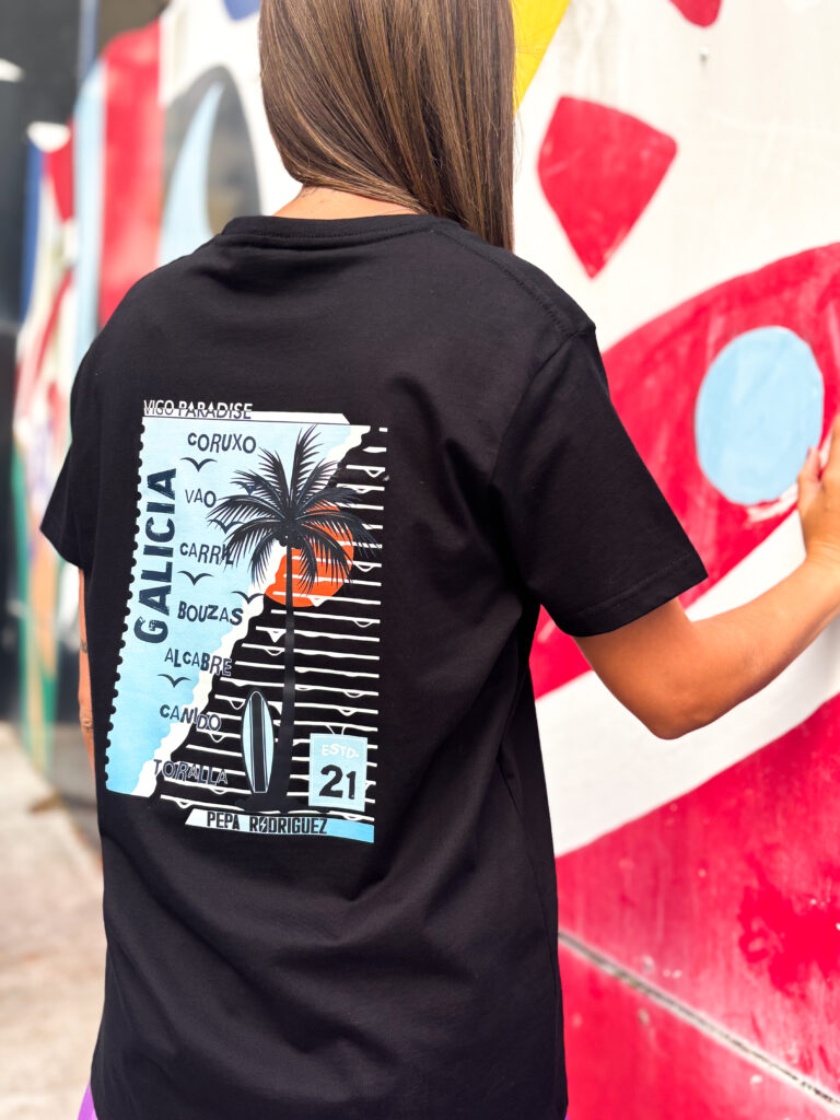 camiseta de algodón de color negro y manga corta, con diseño trasero siendo gallego y vigas con lugares propios de viva vigo y bordado delantero de vigo paradise