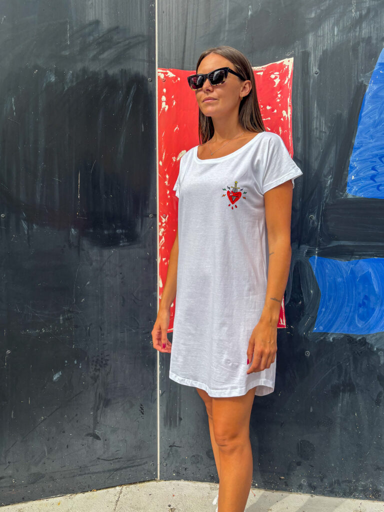 Detalle del estampado del Vestido Camiseta Malas Decisiones con corazón atravesado por una daga y la frase "Malas decisiones con hielo por favor"