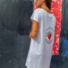 Vestido Camiseta Malas Decisiones blanco para mujer con ilustración tattoo y corte oversize.