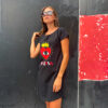 Detalle del estampado del Vestido Cora Intensa con corazón rojo, ojo central, corona dorada y la palabra "INTENSA".