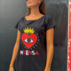 Modelo luciendo el Vestido Cora Intensa negro con estampado exclusivo de corazón rojo y ojo central.
