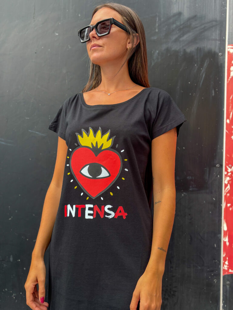Modelo luciendo el Vestido Cora Intensa negro con estampado exclusivo de corazón rojo y ojo central.