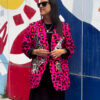 Blazer oversize rosa fucsia con estampado animal print y detalles de estrellas, estilo moderno y atrevido para mujer.