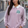 camisero de manga larga color lila con franjas blancas en las mangas de hombro a mano que la hacen diferente y estampado pepa rodriguez con leon en terciopelo verde