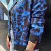 chaqueta bomber azul electrico con estampado animal print de talla unica y corte oversize con estampado de tigre en amarillo creacion de pepa rodriguez, moda gallega