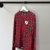 Camiseta de manga larga con estampado animal print rojo y negro. Diseño con corazón partido delantero para marcar la diferencia creación de Pepa Rodríguez