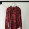 Camiseta de manga larga con estampado animal print rojo y negro. Diseño con corazón partido delantero para marcar la diferencia creación de Pepa Rodríguez