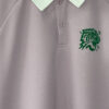 Polo de manga larga y color lila con líneas laterales en color blanco simulando adidas con tigre rugiendo en terciopelo verde