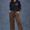 Pantalón jogger de mujer animal print leopardo en tonos marrón y negro con cintura elástica