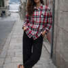 camisa de cuadros roja con parches distintivos que la hacen única
