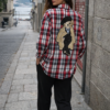 camisa de cuadros roja con parches distintivos que la hacen única y una parte trasera con un oso que la hace original y elegante
