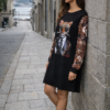 vestido midi negro con mangas y diseño de leopardo en el pecho que la hace más rebelde y único un diseño muy pepa rodriguez