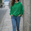 sudadera a dos colores, verde en la parte frontal y rosa bebe en la parte trasera, un look casual desenfadado pero único