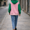 sudadera a dos colores, verde en la parte frontal y rosa bebe en la parte trasera, un look casual desenfadado pero único