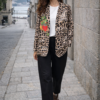 blazer o abrigo oversize de animal print con estampado único estilo desierto