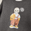 camiseta gris de manga larga con puños acabados en encaje y estampado creado por pepa rodriguez