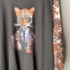 vestido midi negro con mangas y diseño de leopardo en el pecho que la hace más rebelde y único un diseño muy pepa rodriguez