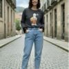 camiseta gris de manga larga con puños acabados en encaje y estampado creado por pepa rodriguez