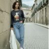 camiseta gris de manga larga con puños acabados en encaje y estampado creado por pepa rodriguez