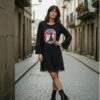 vestido de corte midi negro con encaje finalizando las mangas y el corte del vestido.