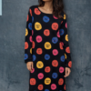 vestido largo hasta tobillo de corte recto y tejido gordo estilo lana, decoración de caras sonrientes en muchos colores