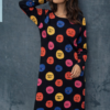 vestido largo hasta tobillo de corte recto y tejido gordo estilo lana, decoración de caras sonrientes en muchos colores