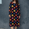 vestido largo hasta tobillo de corte recto y tejido gordo estilo lana, decoración de caras sonrientes en muchos colores