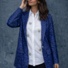 Camisa blanca de manga larga con bordados de corazones de lentejuelas combinada con falda negra, look elegante y femenino.