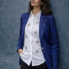Camisa blanca de manga larga con bordados de corazones de lentejuelas combinada con falda negra, look elegante y femenino.