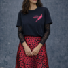 falda de corte midi con estampado animal print rojo intenso, tela tipo satén que hace que sea cómoda, fluida y siente bien a cualquier cuerpo, combinada con una camiseta corta con manga en encaje animal print