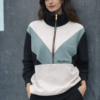 Sudadera de mujer tricolor verde, blanco y negro con cremallera media y cuello alto