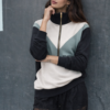 Sudadera de mujer tricolor verde, blanco y negro con cremallera media y cuello alto