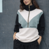 Sudadera de mujer tricolor verde, blanco y negro con cremallera media y cuello alto