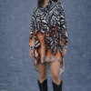 Modelo luciendo la Camisa Vestido Flames con estampado animal print de cebra y efecto llamas.
