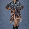Camisa Vestido Flames para mujer con corte oversize, estampado de cebra y bajo asimétrico.