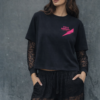 camiseta de corte ancho y en cintura, de color negro con falsa manga larga en animal print y bordado frontal en el pecho de pepa rodriguez