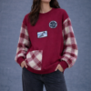 sudadera granate con mangas en cuadros y bolsillo delantero con parches de intensa y pepa