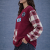 sudadera granate con mangas en cuadros y bolsillo delantero con parches de intensa y pepa
