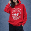 Sudadera roja de mujer con capucha y estampado gráfico blanco en la parte frontal, corte recto y manga larga.