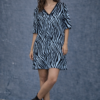 Vestido corto de mujer con estampado tipo cebra en tonos celeste y negro, manga corta y escote en V.