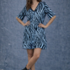 Vestido corto de mujer con estampado tipo cebra en tonos celeste y negro, manga corta y escote en V.