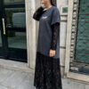 Vestido gris de algodón con doble manga de encaje negro