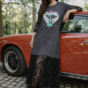 chica con vestido largo estilo camiseta acabado en mangas y vestido en encaje