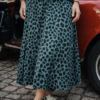 falda midi de color verde petroleo con estampado de animal prin, tejido fino y amplio que hace que sea comoda