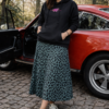 falda midi de color verde petroleo con estampado de animal prin, tejido fino y amplio que hace que sea comoda